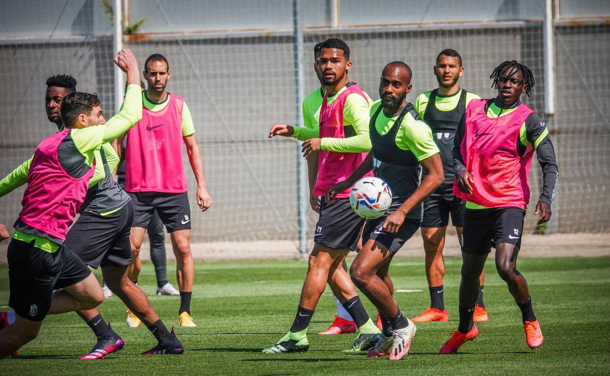 Foulquier, en el centro, sigue la trayectoria de un balón dividido en el entrenamiento de ayer. 