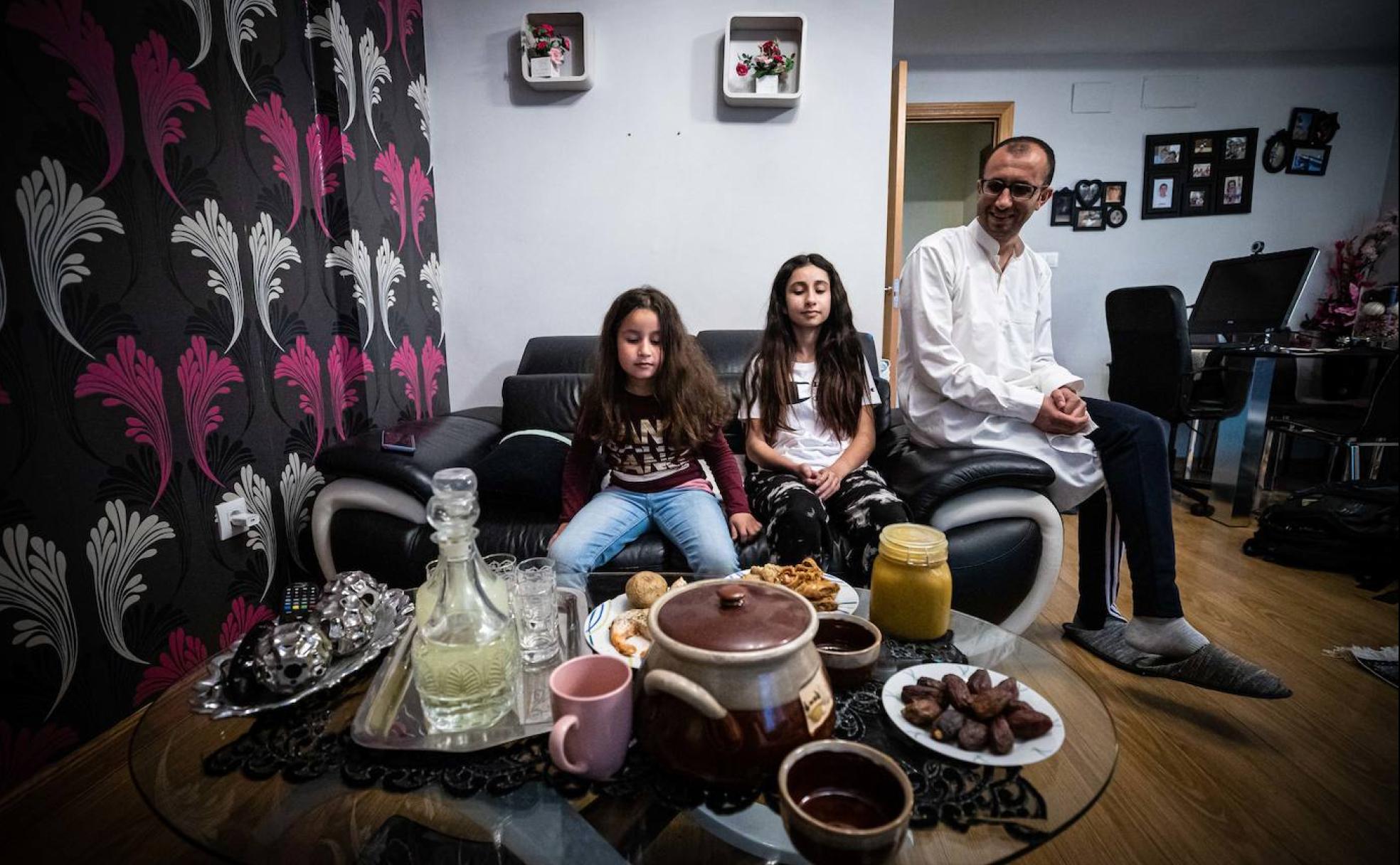 Rania, Maysa y Omar, en su casa de Cájar, antes de la ruptura del ayuno. 