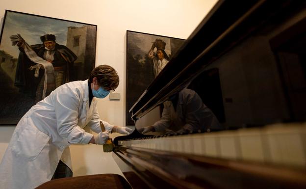 Trabajos de mantenimiento en el piano del maestro Alonso. 