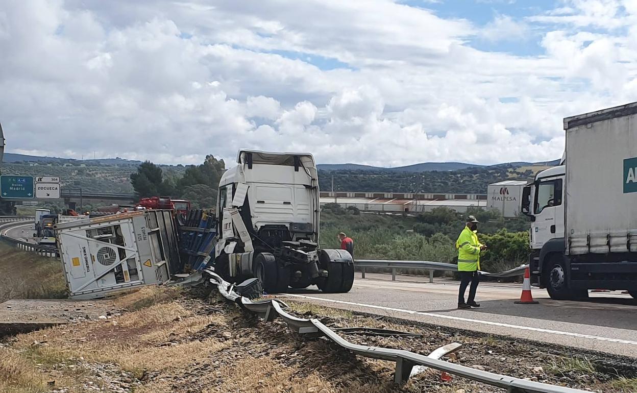 Un accidente de un camión provoca el corte de tráfico en la Nacional IV a a la altura de Villanueva de la Reina