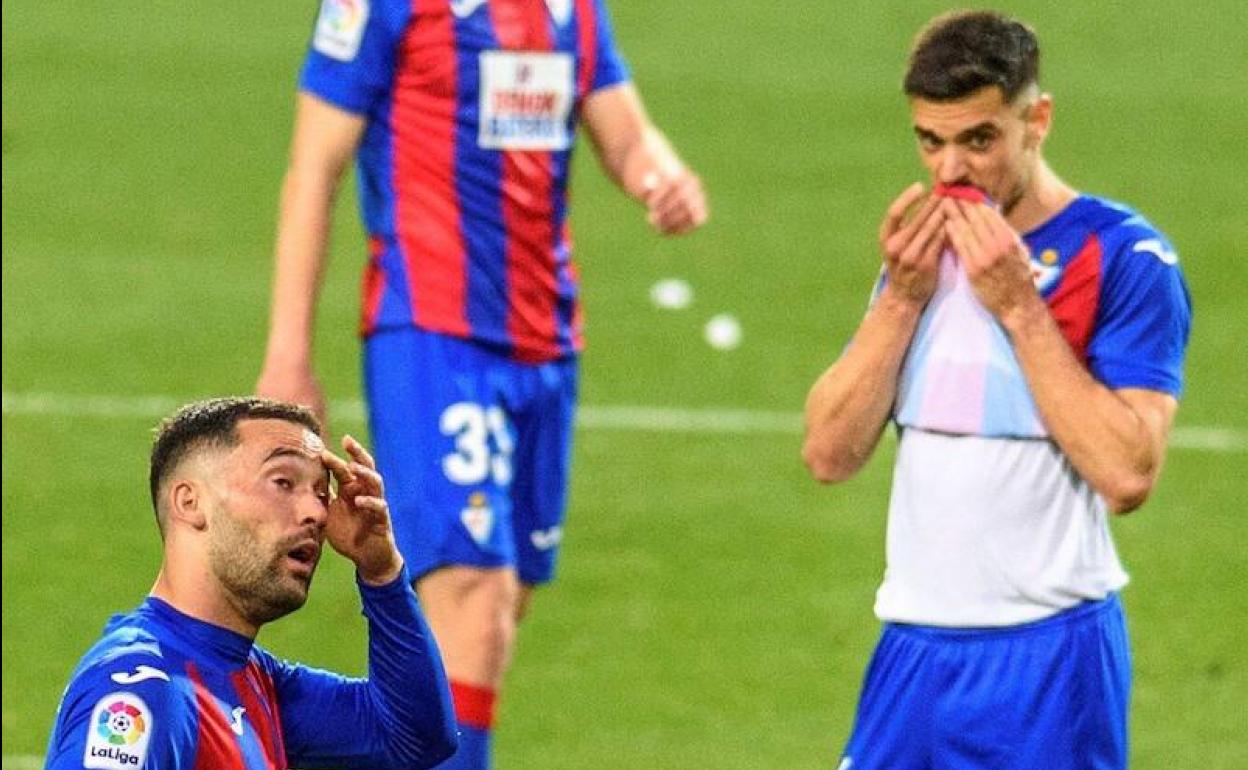 Los jugadores del Eibar se lamentan tras perder ante el Levante. 