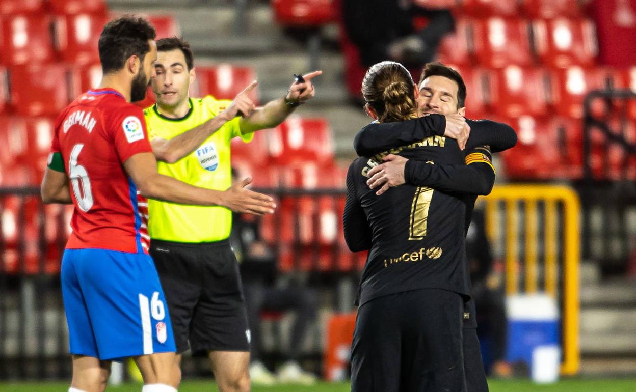 De Burgos Bengoetxea da explicaciones a Germán de fondo mientras Griezmann y Messi celebran el polémico gol del argentino. 