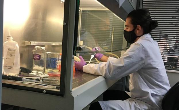 Jorge Martínez, en uno de los laboratorios de la UGR. 