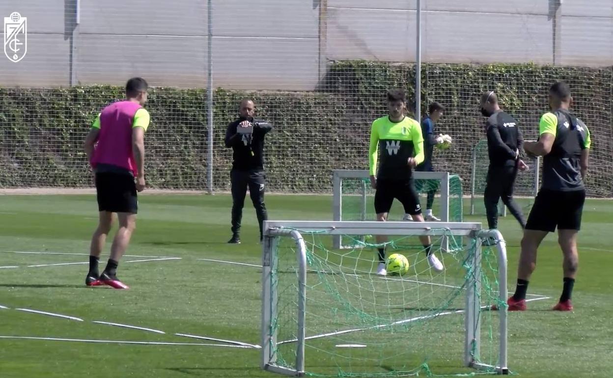Carlos Neva controla el balón en el entrenamiento de este viernes. 