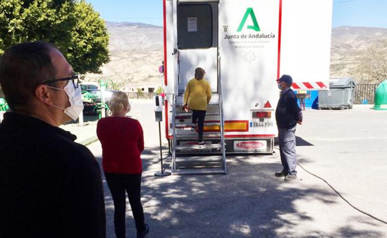 Pandemia en Andalucía | La Junta anuncia cribados masivos en 34 municipios andaluces para los próximos días