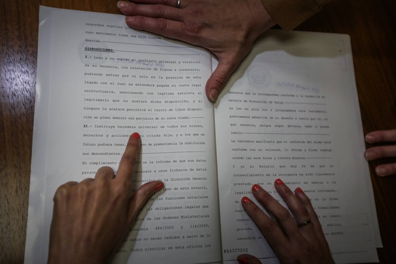 Una ciudadana consulta un testamento otorgado en una notaría de Armilla. 