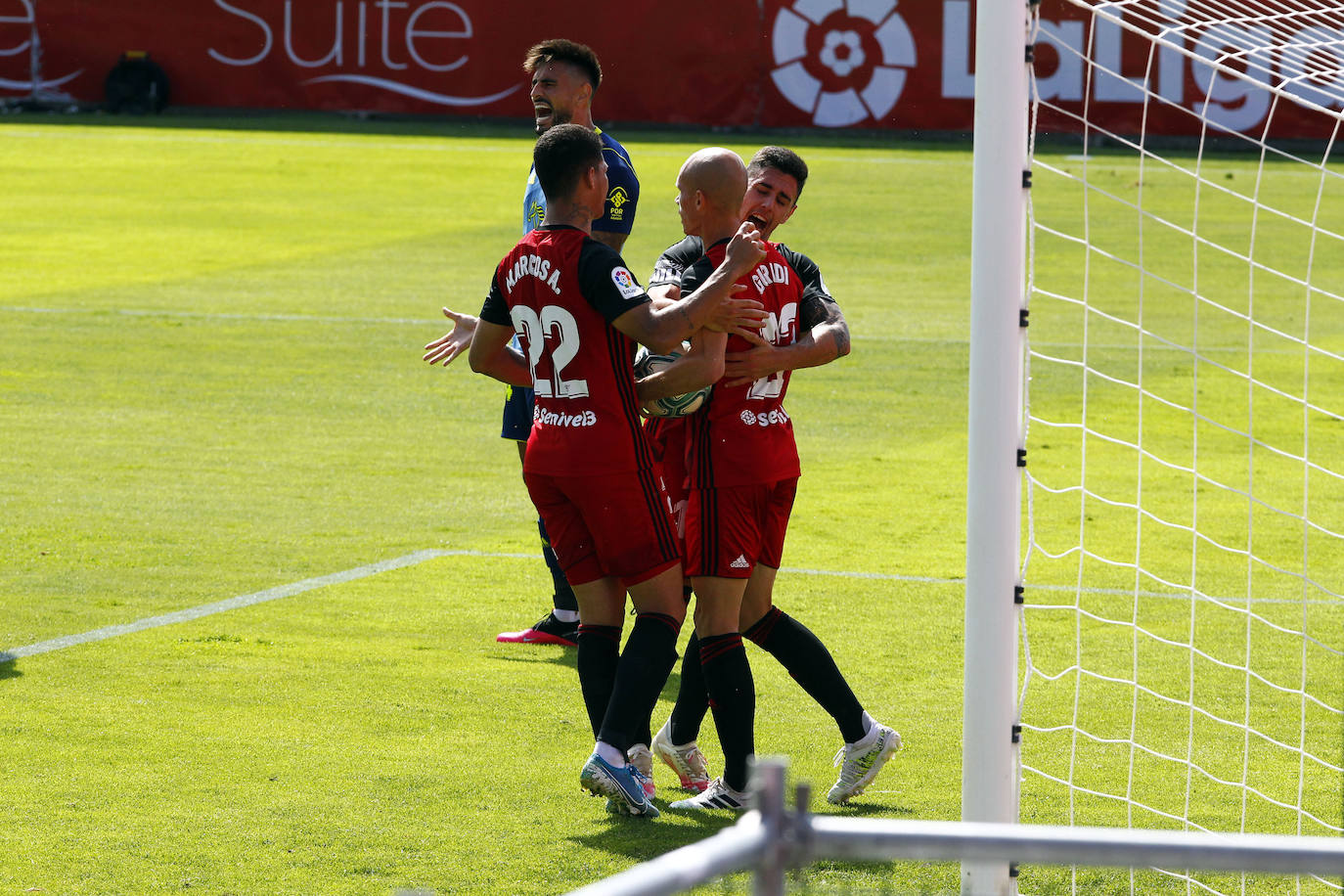 David Costa, al fondo, lamenta un gol del Mirandés en la 2019/20. 