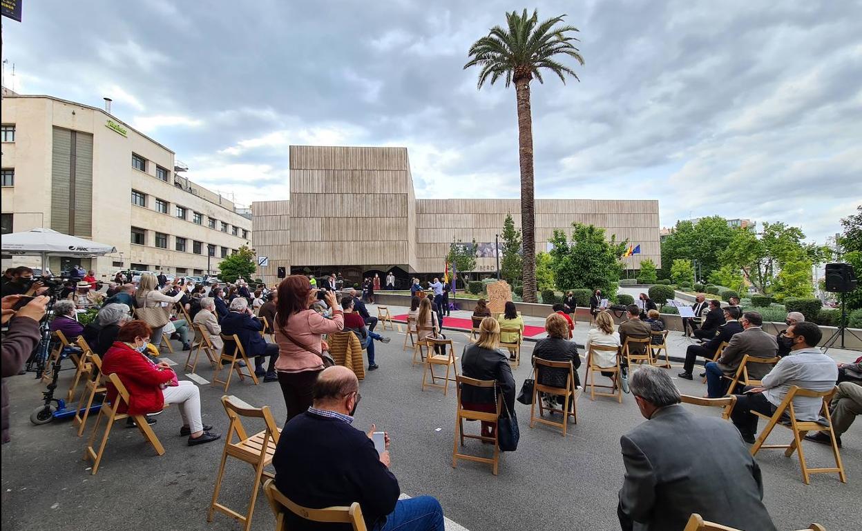 Homenaje a Pilar Palazón, junto al Museo Ibero, el pasado viernes. 