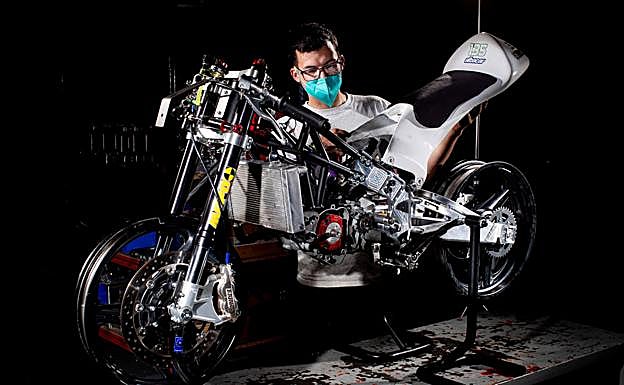 Imagen principal - Cuando rugen las motos del Naranjo, listas para competir tras nacer en Vegas del Genil