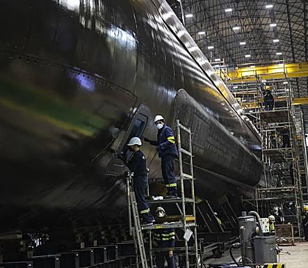 Últimos toques al nuevo submarino S-80-P en el astillero de Navantia en Cartagena.