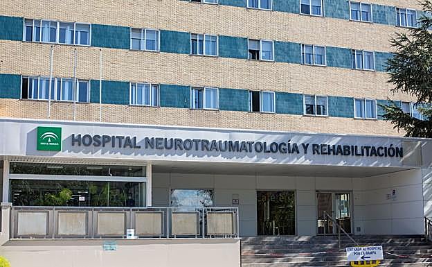 El menor de 17 años herido grave ayer cuando compartía botellón con amigos está ingresado en la Unidad de Cuidados Intensivos