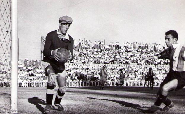 Candi atrapa el balón en un partido en Los Cármenes.