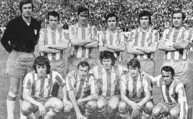 Formación del Granada CF que venció al Barcelona por dos tantos a cero el 9 de abril de 1972,con goles de Porta.