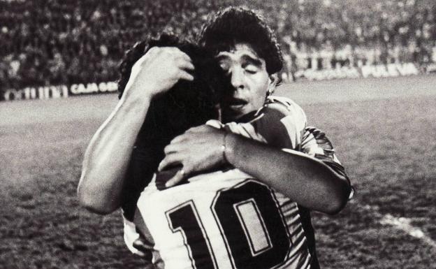 Diego Armando Maradona en el encuentro amistoso que enfrentó al Granada CF contra el Malmoe de Suecia.