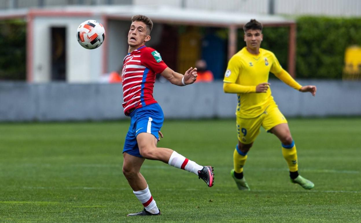 Isma Ruiz intenta controlar un balón por alto ante la presión de un rival. 