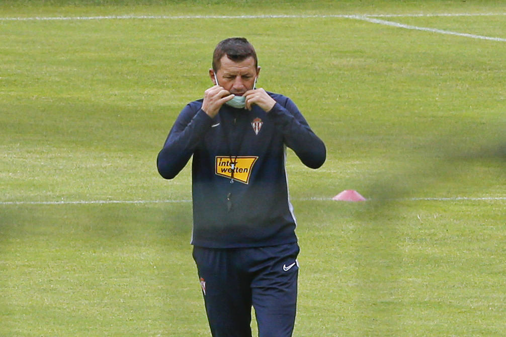 Miroslav Djukic, en un entrenamiento con el Sporting. 