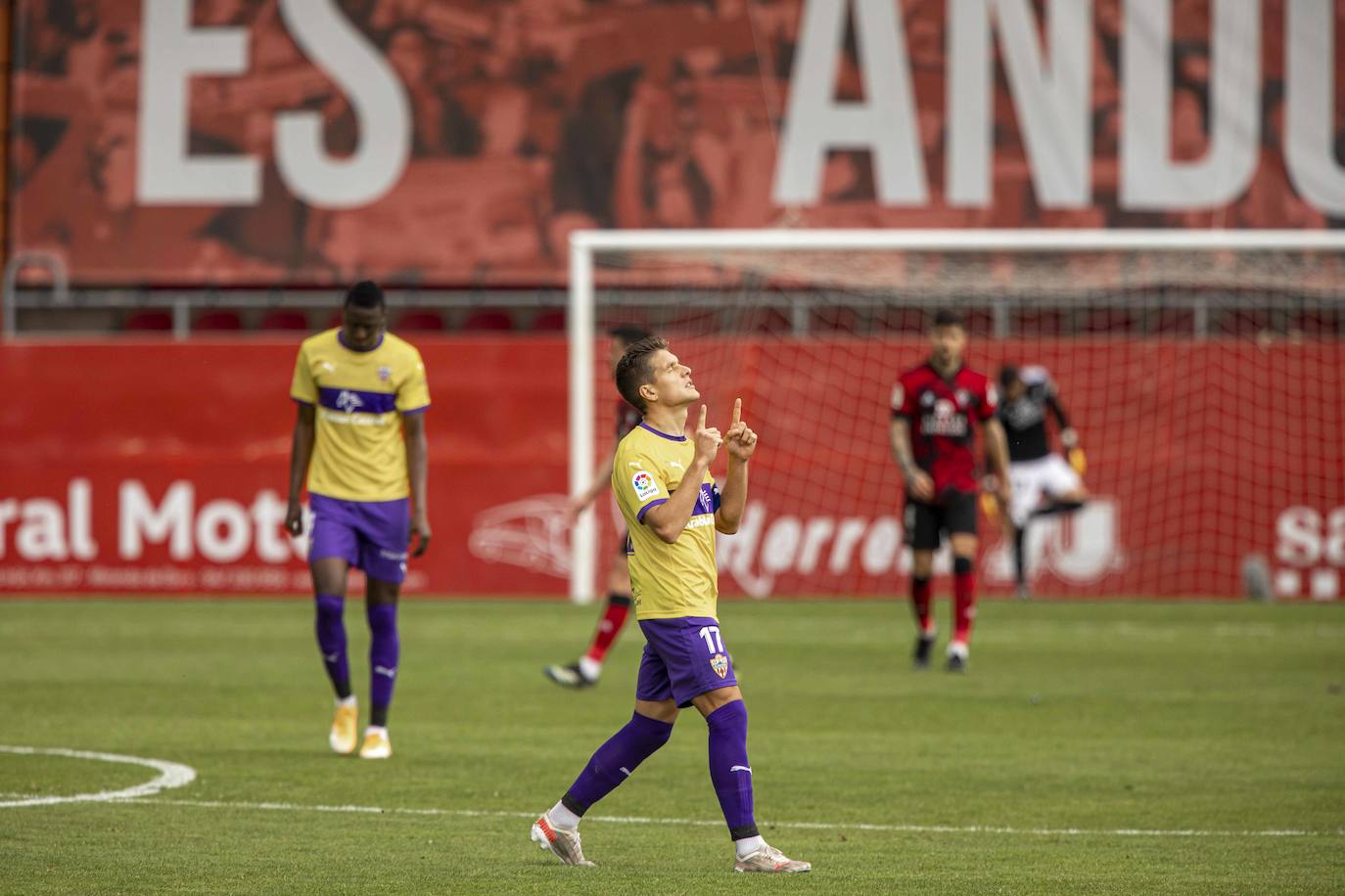 José Corpas, con mirada al cielo, celebra el gol del empate de la UDA en Anduva. 