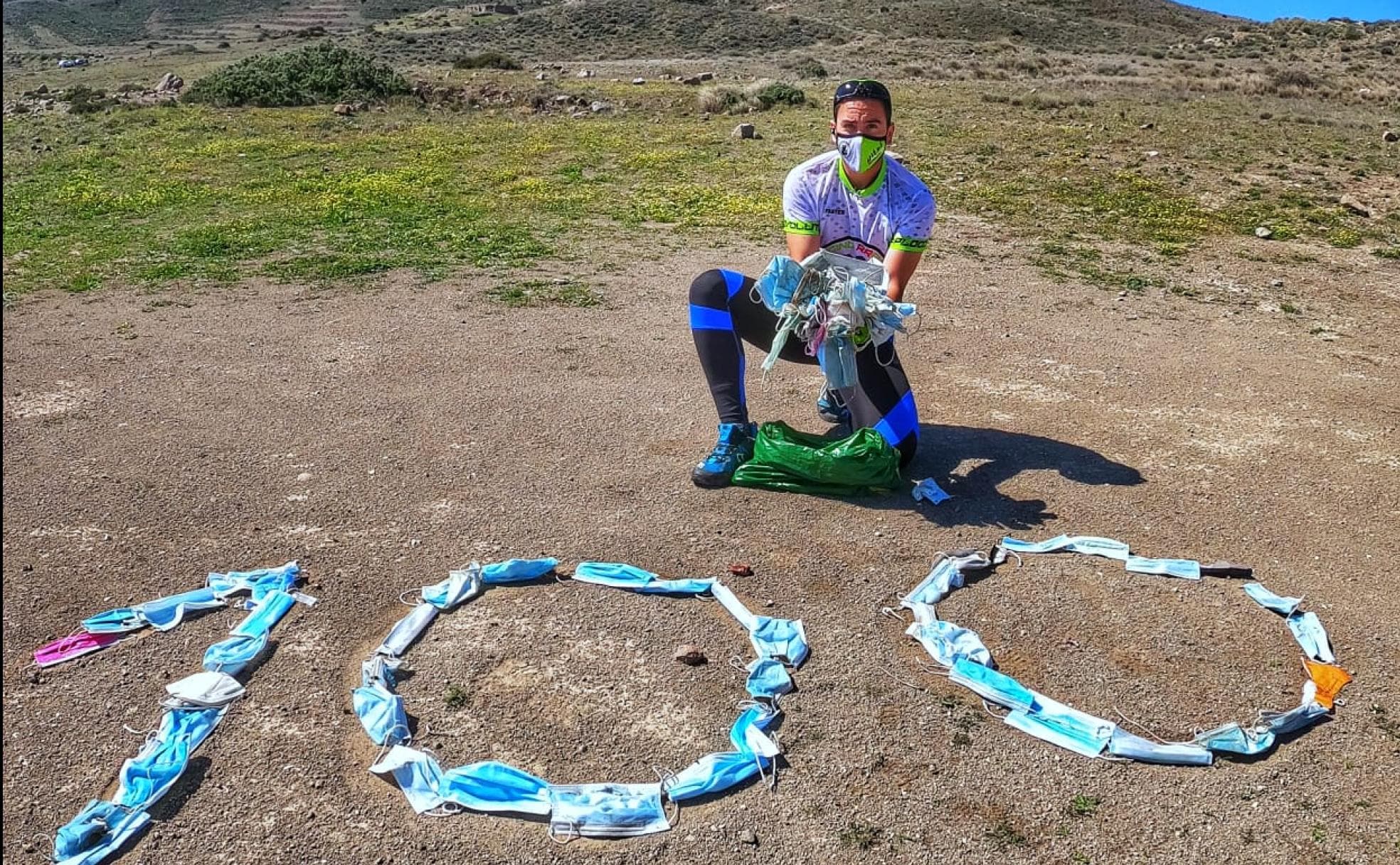 David Valverde posa tras recoger material sanitario. 