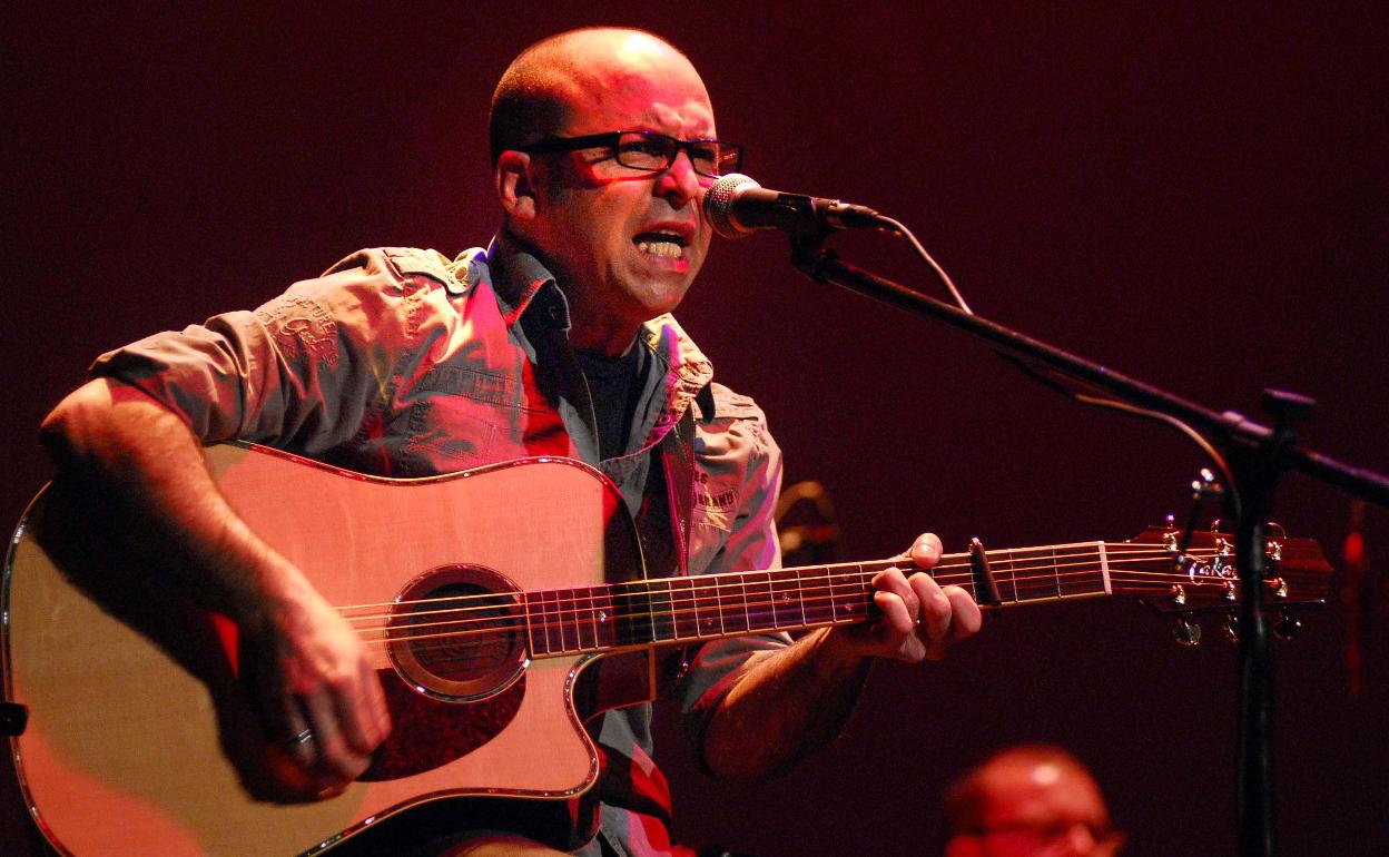 Quini Almendros, durante un concierto.