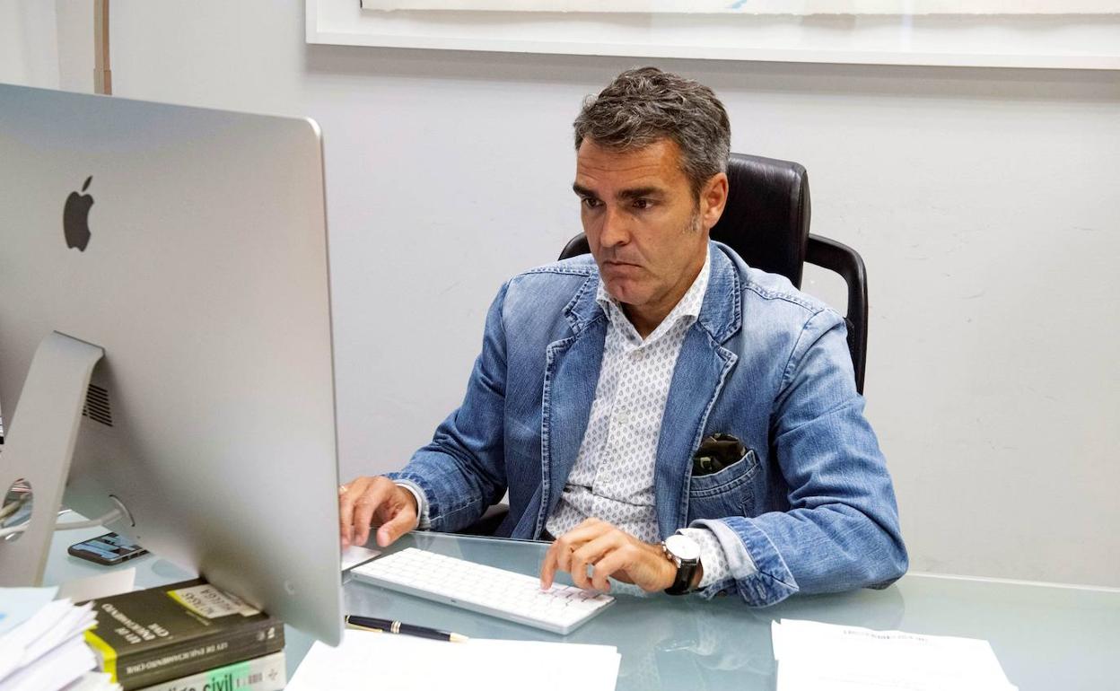 Enrique Zambrano, abogado de Francesco Arcuri, en su despacho. 