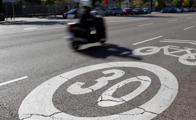 La DGT aclara a los conductores cómo circular con un carril para transporte y motos al lado desde el 11 de mayo