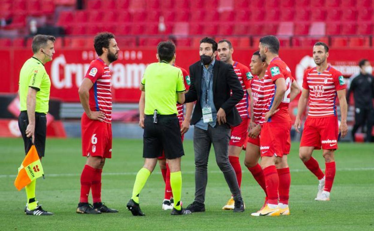 De Burgos Bengoetxea da explicaciones a Lucena y a los jugadores del Granada tras el partido. 