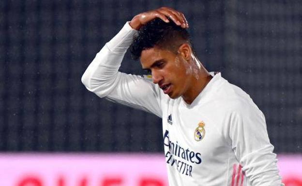 Varane despeja balones sobre su futuro