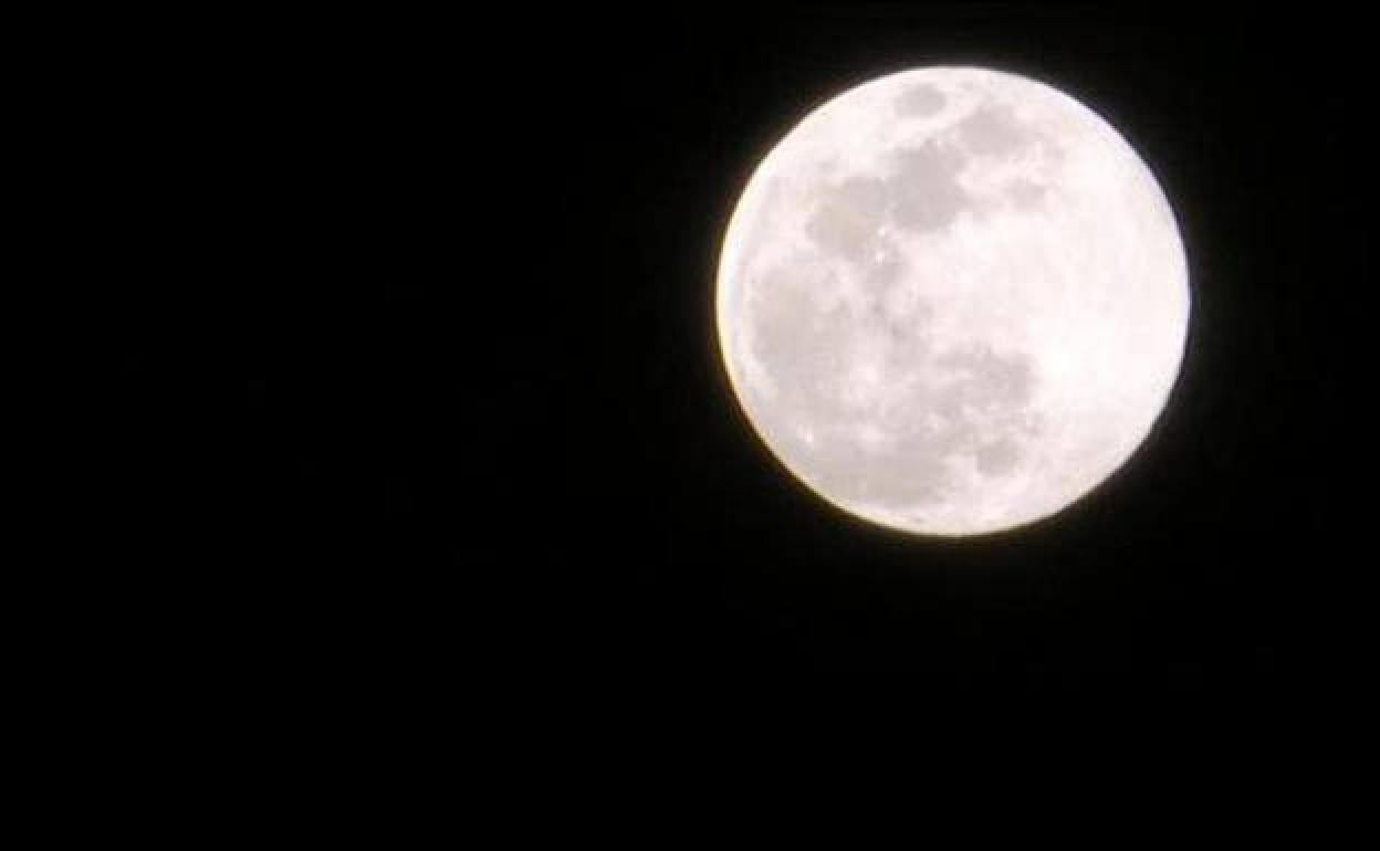 La superluna rosa: qué es y cuándo se podrá contemplar a simple vista