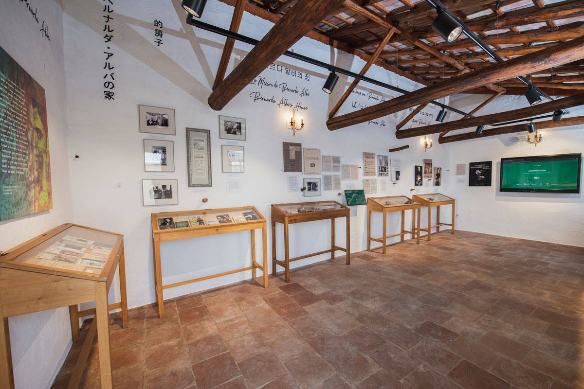 La sala de exposiciones permanente recoge distintas versiones de la obra, carteles y pantallas que muestran representaciones del drama lorquiano. 