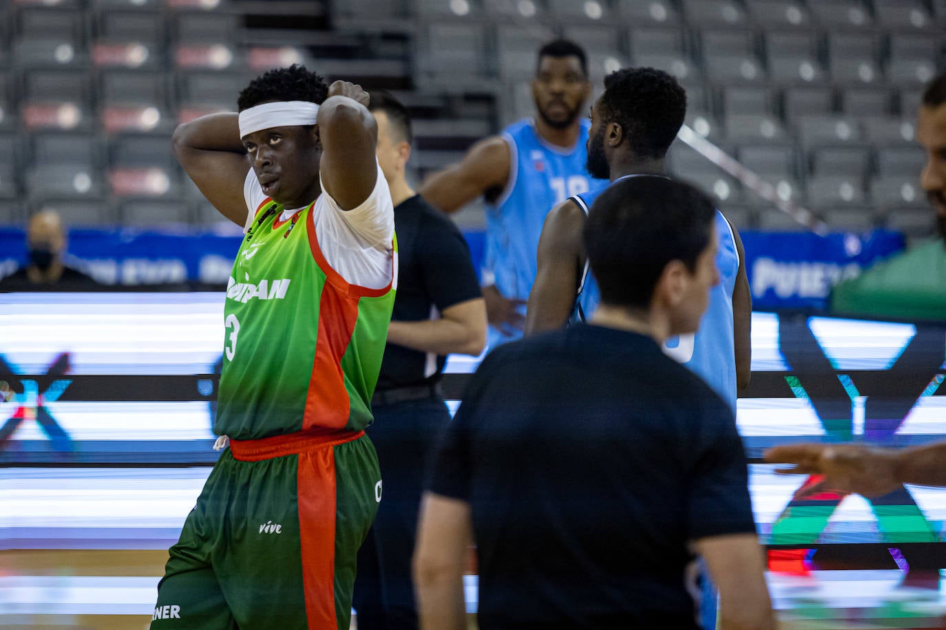 Thomas Bropleh se ajusta la cinta del pelo.