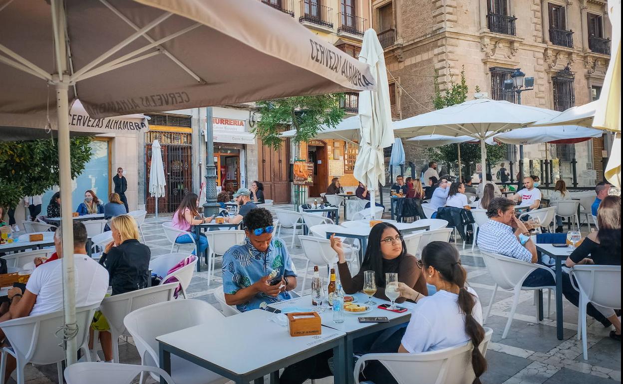 Los hosteleros de Granada: «Los clientes andaluces nos dan la vida, los hoteles se animarán a abrir»