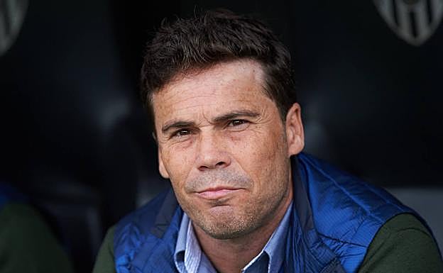 Imagen principal - Rubi tuvo su última experiencia en los banquillos el pasado curso dirigiendo al Real Betis. 
