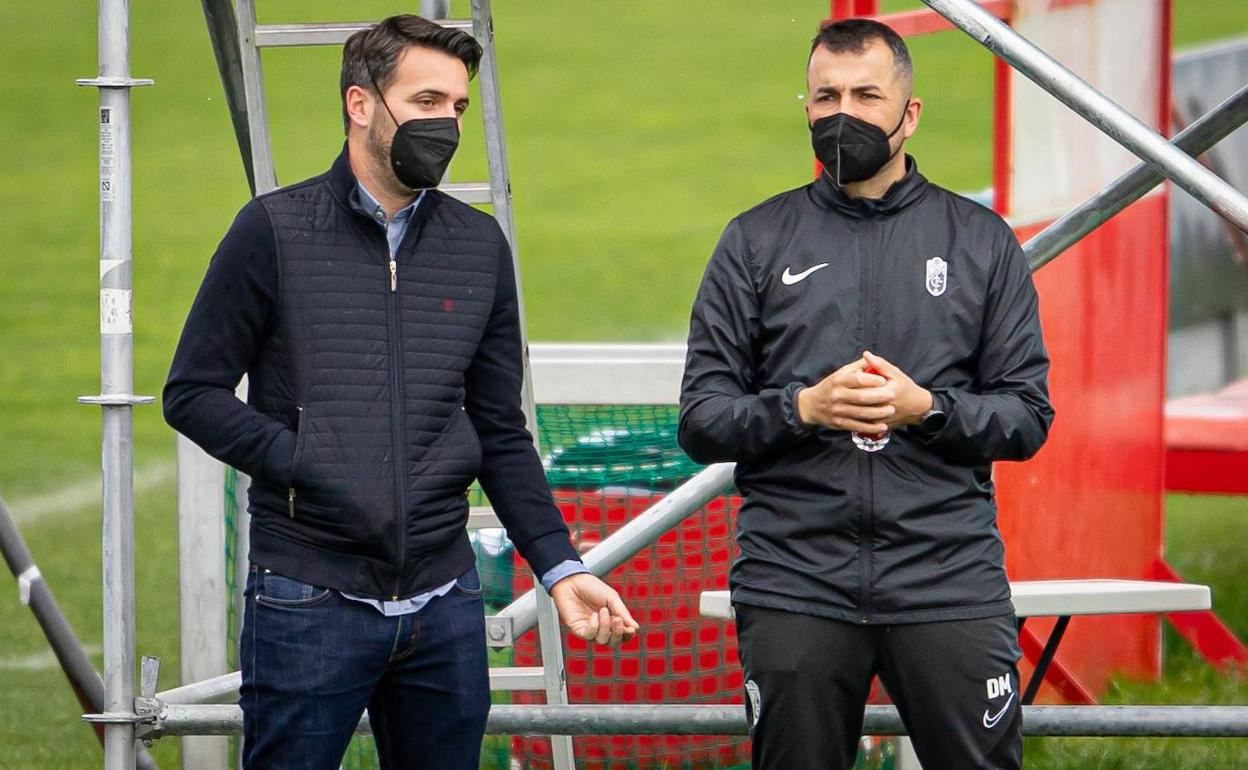 El director deportivo Fran Sánchez y Diego Martínez conversan en los primeros minutos del entrenamiento. 