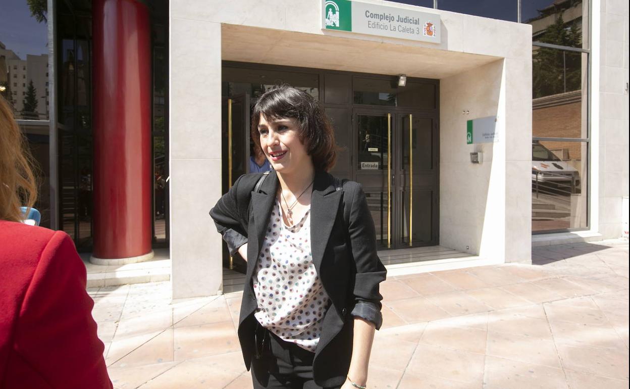 a granadina, frente a los juzgados, tras celebrarse el juicio contra ella en 2018. 