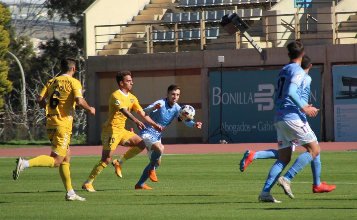 Jonxa Vidal supera a su marcador y controla el balón en una jugada ofensiva del conjunto celeste.