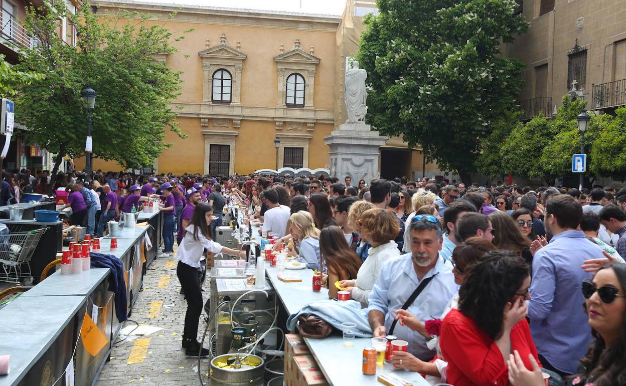 Día de la Cruz, 2018: ambiente en la plaza de la Universidad. 