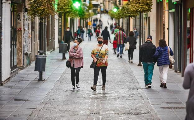 Gente caminando por las calles de Granada.