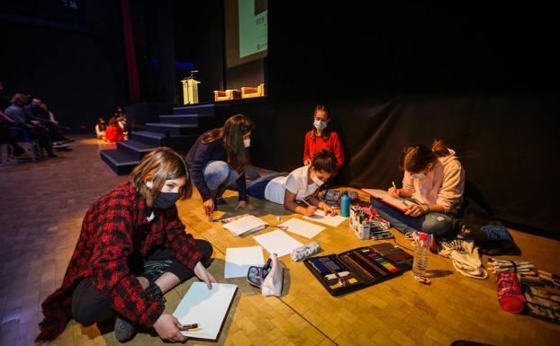 Imagen principal - Algunas de las alumnas que pintaron durante el evento, un grupo de niños que presentó la jornada y uno de los dibujos, al final de la mañana.