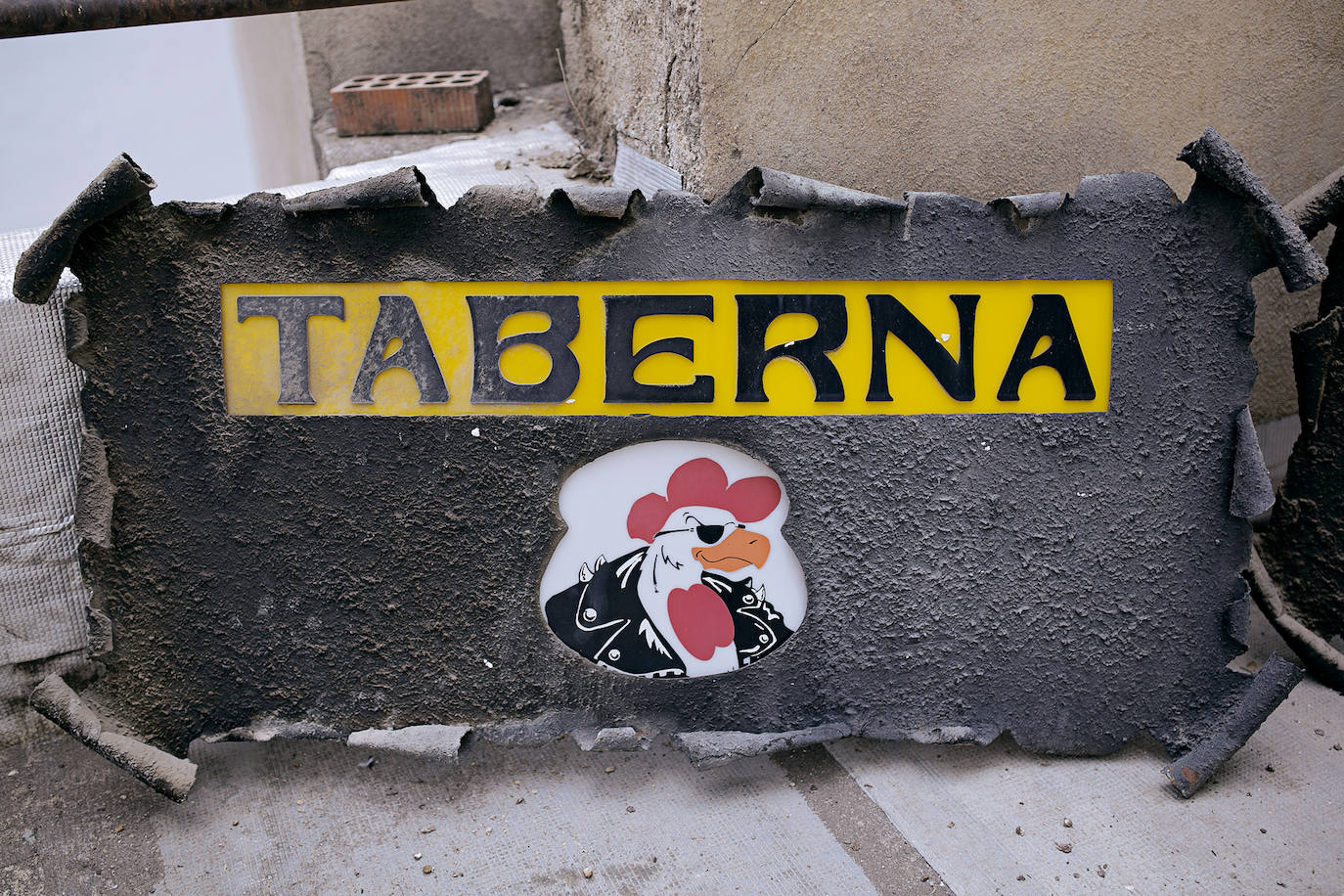 Juan y Carlos posan con un letrero de la Taberna París