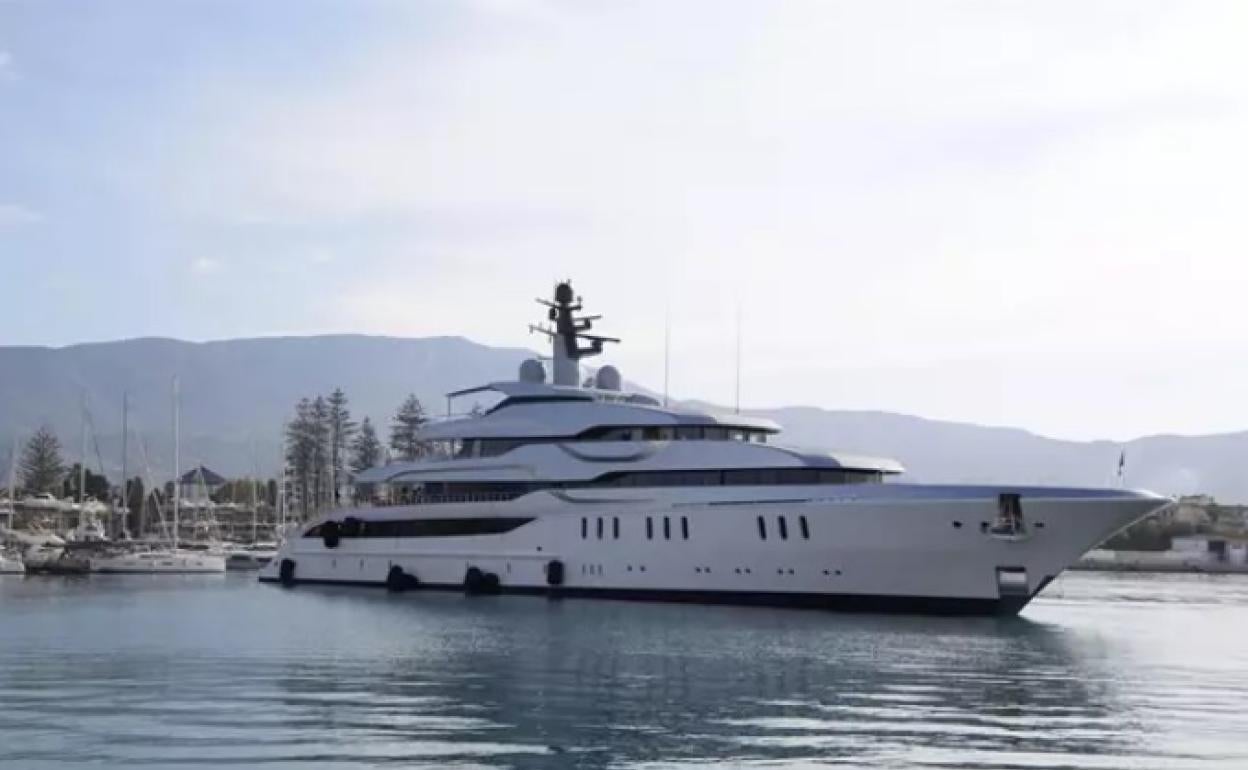El megayate de 78 metros de eslora de un empresario ruso atraca en el Puerto de Motril. 