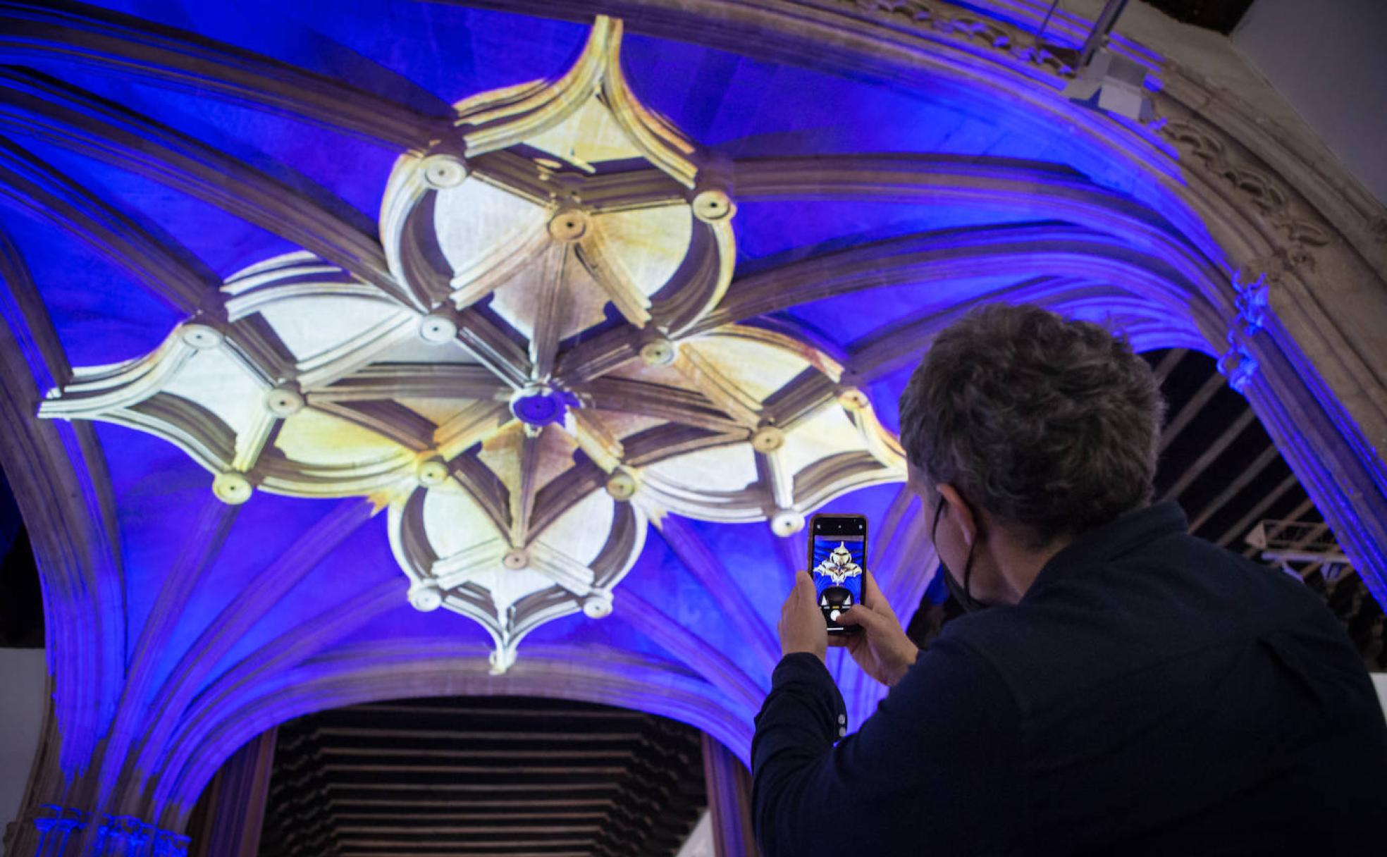 Instalación 'Holywell', de Mathieu Le Sourd, en el Crucero del Hospital Real. 