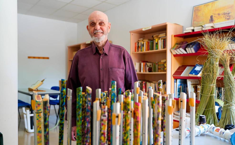 José Antonio posa con sus creaciones para IDEAL en el centro de la Fundación Gerón. 