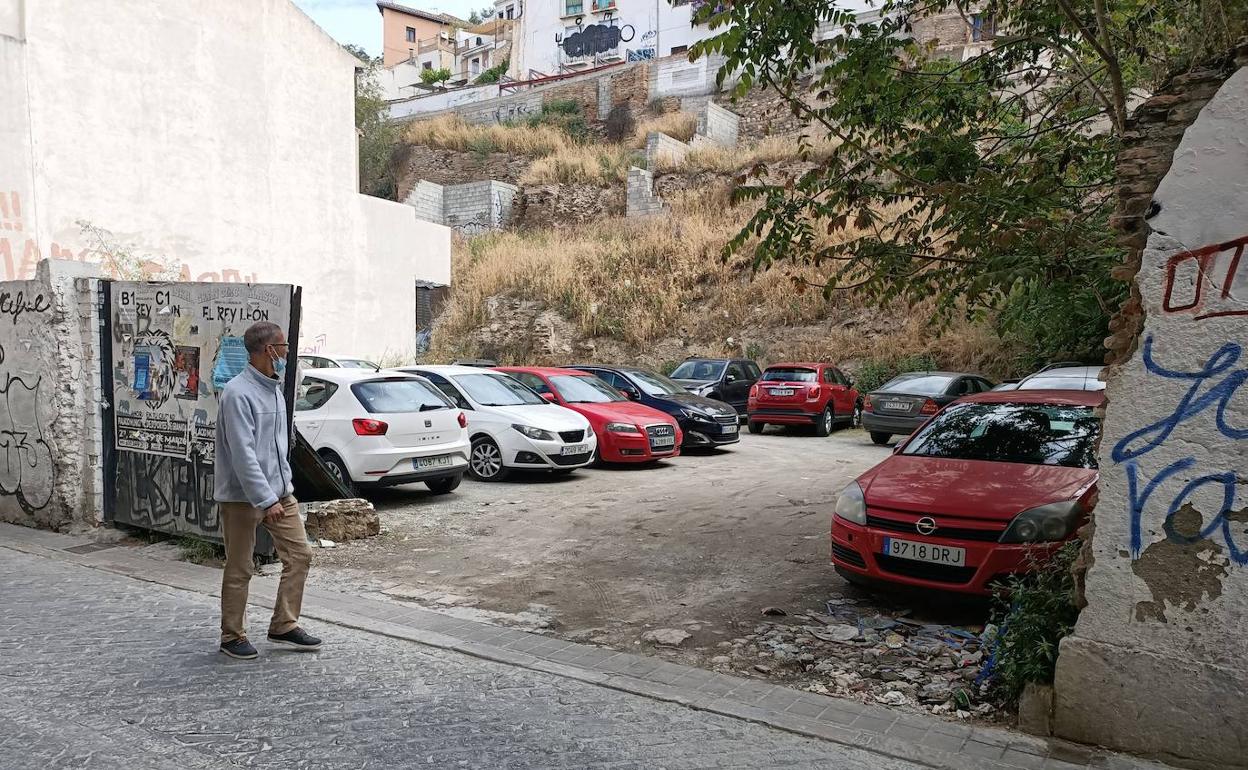 Acceso al aparcamiento ilegal en el bajo Albaicín.
