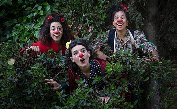 Marianna, Samara y Oceane irrumpen desde la foresta 'armadas' con sus narices rojas. 