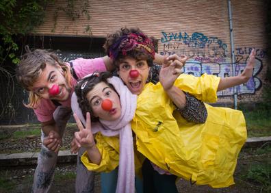 Imagen secundaria 1 - Foto de arriba, todos señalando a Piero. Abajo, haciendo el clown. 
