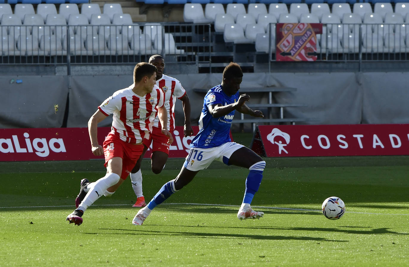 Obeng, que hizo el primer gol azulón, se escapa de Jorge Cuenca. 