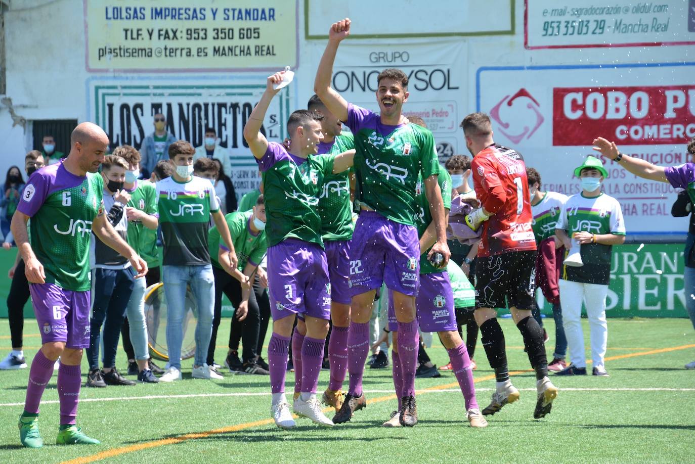 Futbolistas, aficionados, directivos y cuerpo técnico celebraron el ascenso.