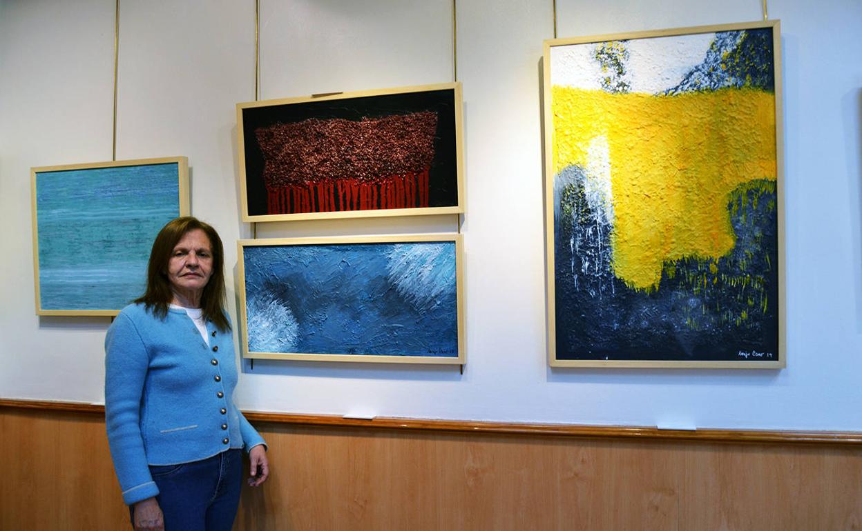 María José Cano, junto a alguna de sus obras expuestas.