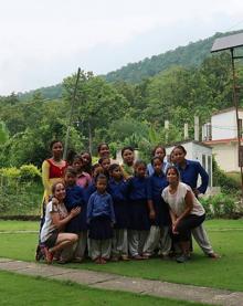 Imagen secundaria 2 - Los primeros niños escolarizados por la fundación. Antonio Vélez, en uno de sus viajes a Nepal. Y Beatriz, con Cathi, cuando nació la Fundación. 