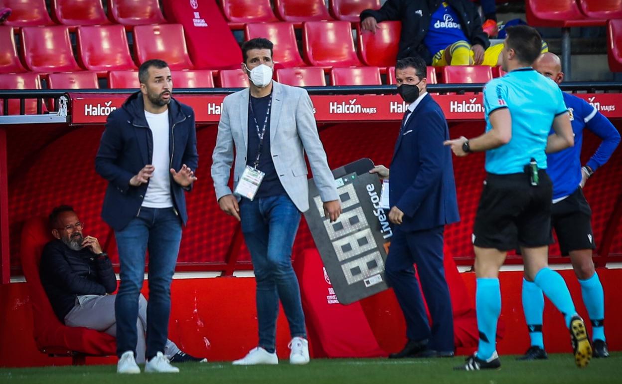 Diego Martínez se defiende ante Díaz de Mera. 